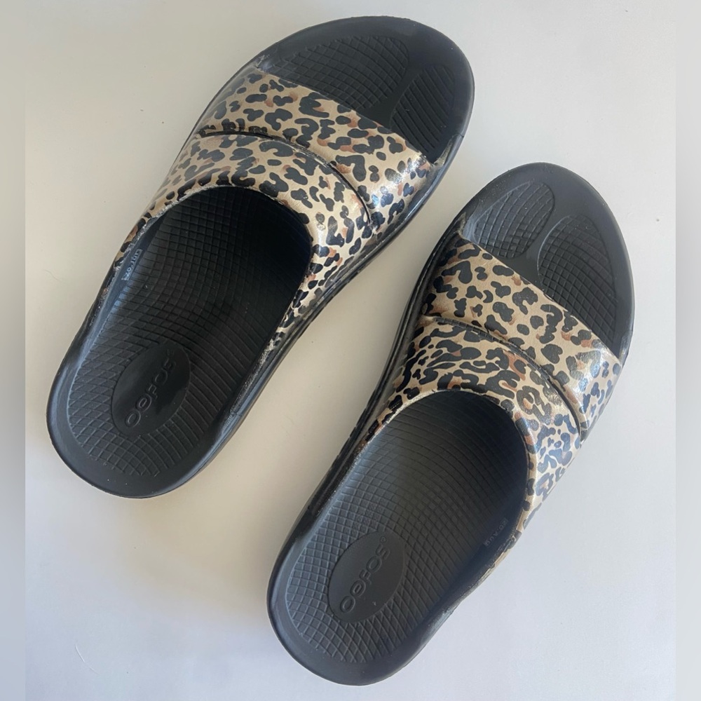 OOFOS Leopard Print Recovery Slide Sandals Excellent condition